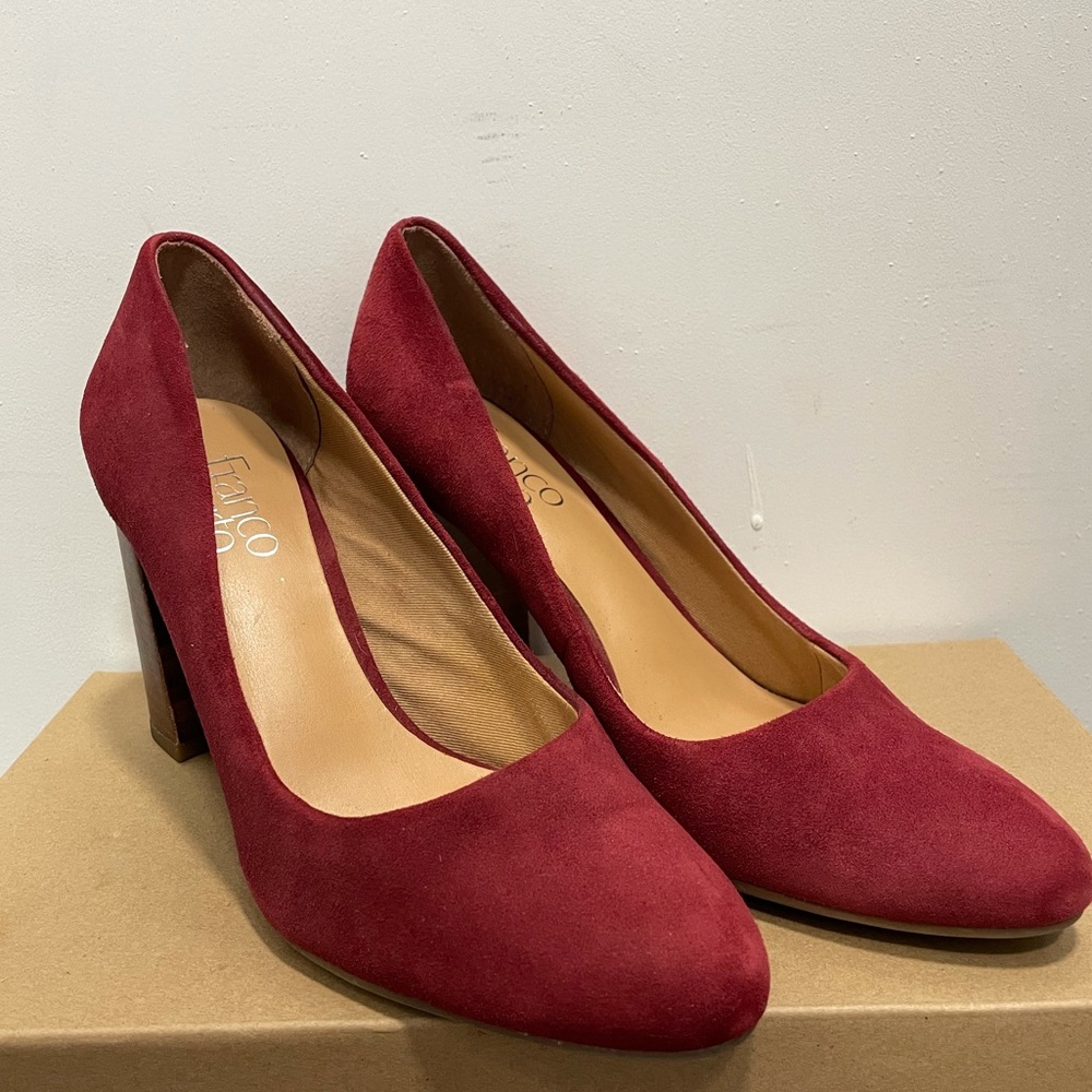 Maroon suede chunky heel pump